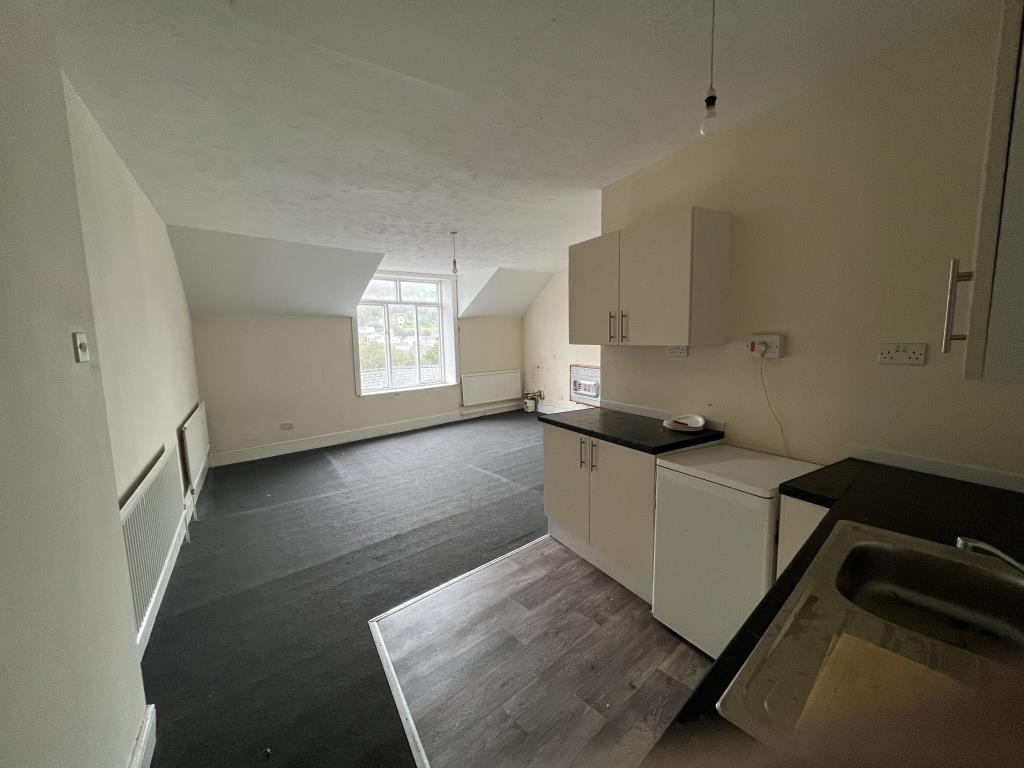 Lot: 62 - A TRIPLE ELEMENT MIXED RESIDENTIAL AND COMMERCIAL PROPERTY FOR REFURBISHMENT -